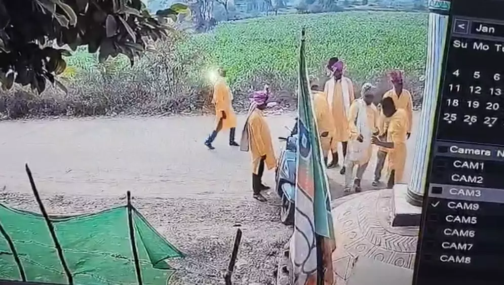 पैक बनाते अटल स्मृति में शराबियों का वीडियो वायरल, FIR दर्ज पैक बनाते अटल स्मृति में शराबियों का वीडियो वायरल, FIR दर्ज