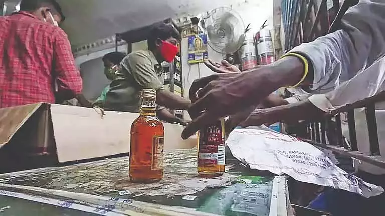 Tamil Nadu: शराब पीने वाले बोतल बायबैक स्कीम के फैन नहीं हैं Tamil Nadu: शराब पीने वाले बोतल बायबैक स्कीम के फैन नहीं हैं