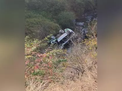 उत्तराखंड में HRTC बस खाई में गिरने से तीन लोगों की मौत, बचाव अभियान जारी उत्तराखंड में HRTC बस खाई में गिरने से तीन लोगों की मौत, बचाव अभियान जारी