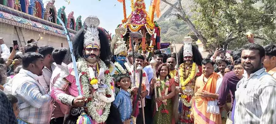 Magadi : सावनदुर्गा वीरभद्र रथ महोत्सव Magadi : सावनदुर्गा वीरभद्र रथ महोत्सव