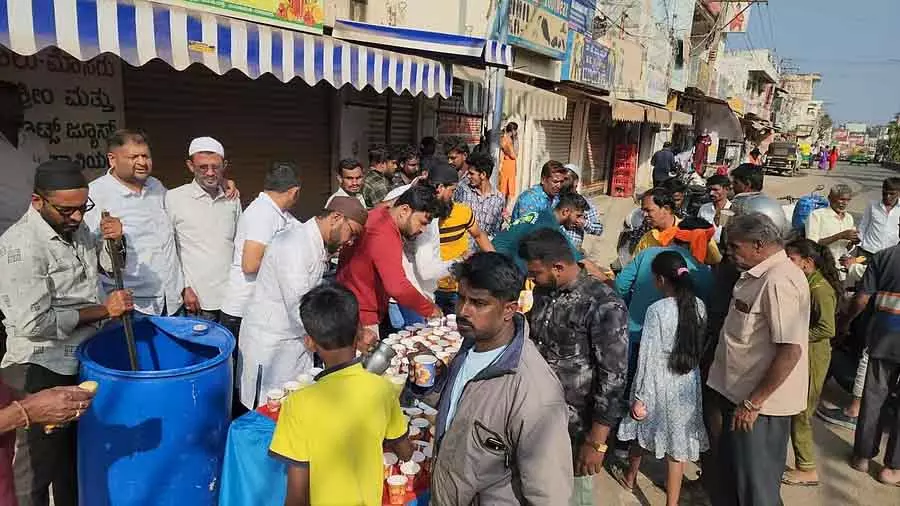 Chintamani : मुसलमानों ने हिंदुओं को फल और शरबत दिए Chintamani : मुसलमानों ने हिंदुओं को फल और शरबत दिए