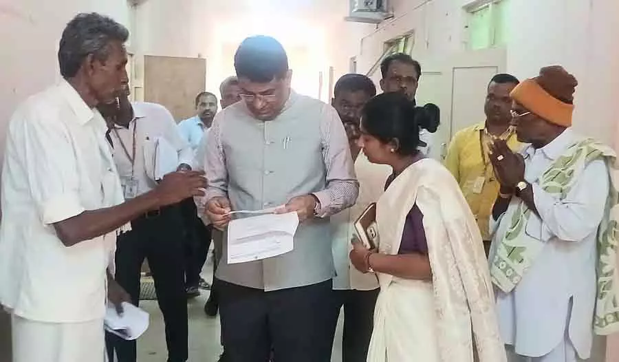 Chikkaballapur : जिला कलेक्टर जी. प्रभु ने लोगों के अनुकूल प्रशासन प्रदान करने का निर्देश दिया Chikkaballapur : जिला कलेक्टर जी. प्रभु ने लोगों के अनुकूल प्रशासन प्रदान करने का निर्देश दिया