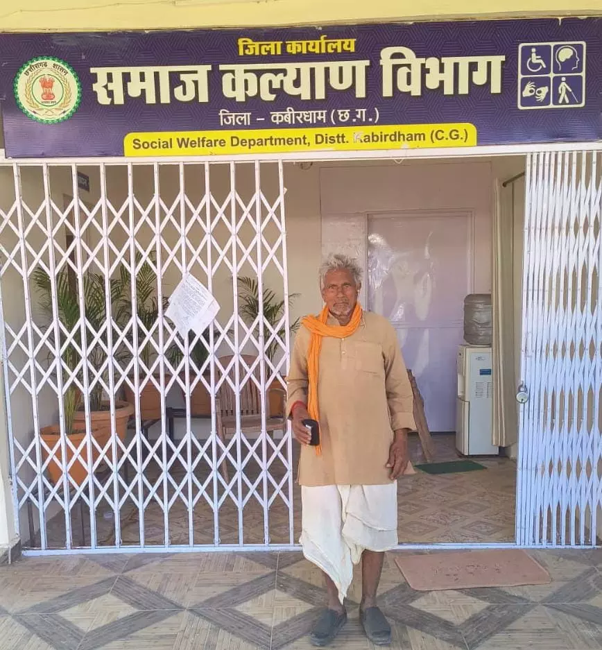 शासन की संवेदनशील पहल से बदली माखन निर्मलकर की दुनिया, श्रवण-यंत्र से लौटी संवाद की क्षमता शासन की संवेदनशील पहल से बदली माखन निर्मलकर की दुनिया, श्रवण-यंत्र से लौटी संवाद की क्षमता