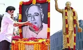 स्टालिन ने कहा, अन्ना अभी भी Tamil Nadu पर राज करते हैं स्टालिन ने कहा, अन्ना अभी भी Tamil Nadu पर राज करते हैं