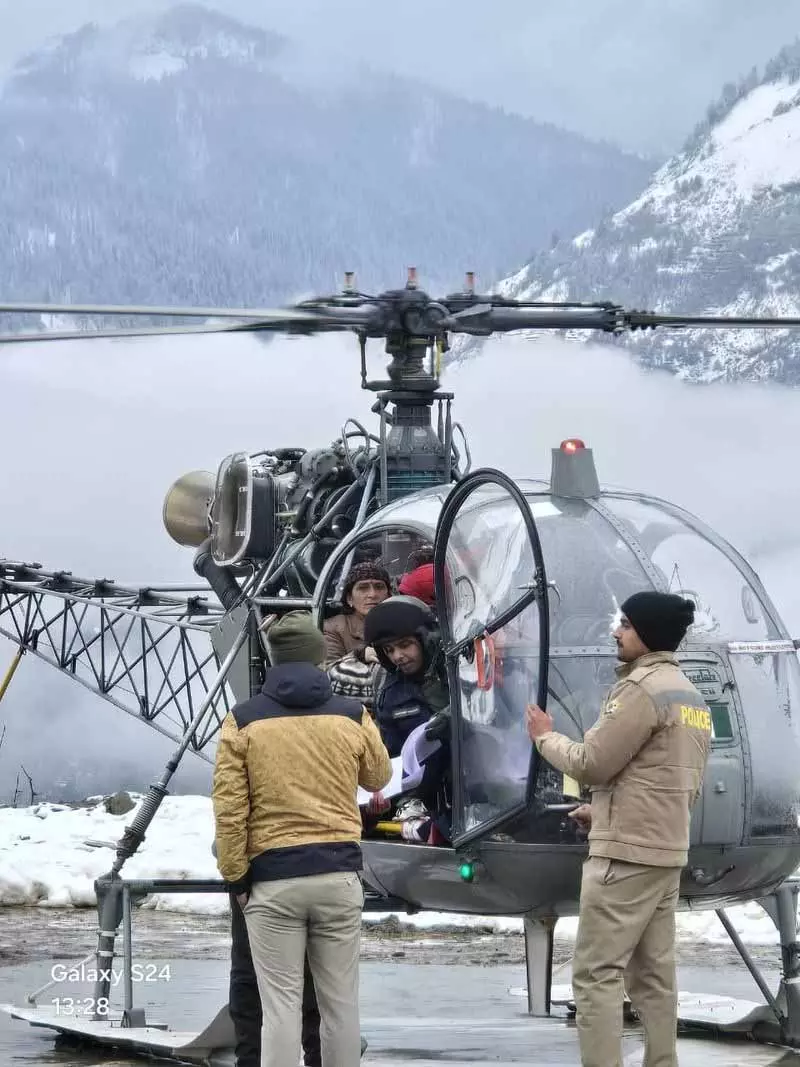 85 साल के मरीज़ को दूर डोडरा क्वार से एयरलिफ्ट करके PGI लाया गया 85 साल के मरीज़ को दूर डोडरा क्वार से एयरलिफ्ट करके PGI लाया गया