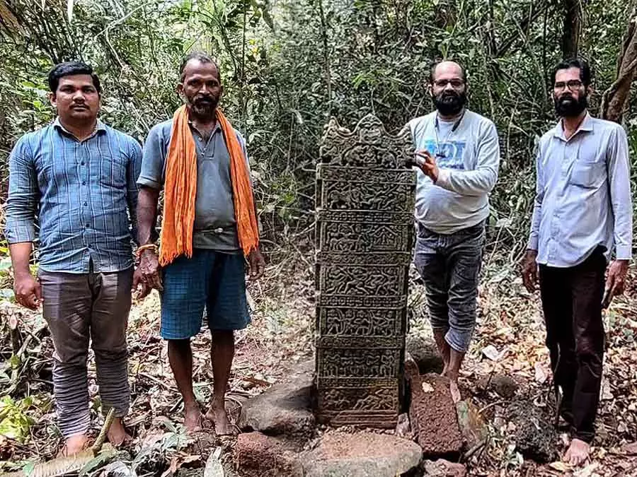 Ankola : राजा नागवर्मा के समय का हीरो स्टोन मिला Ankola : राजा नागवर्मा के समय का हीरो स्टोन मिला
