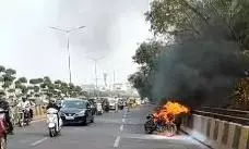 Durgam चेरुवु केबल ब्रिज पर बाइक में आग लगने से ट्रैफिक जाम हो गया Durgam चेरुवु केबल ब्रिज पर बाइक में आग लगने से ट्रैफिक जाम हो गया