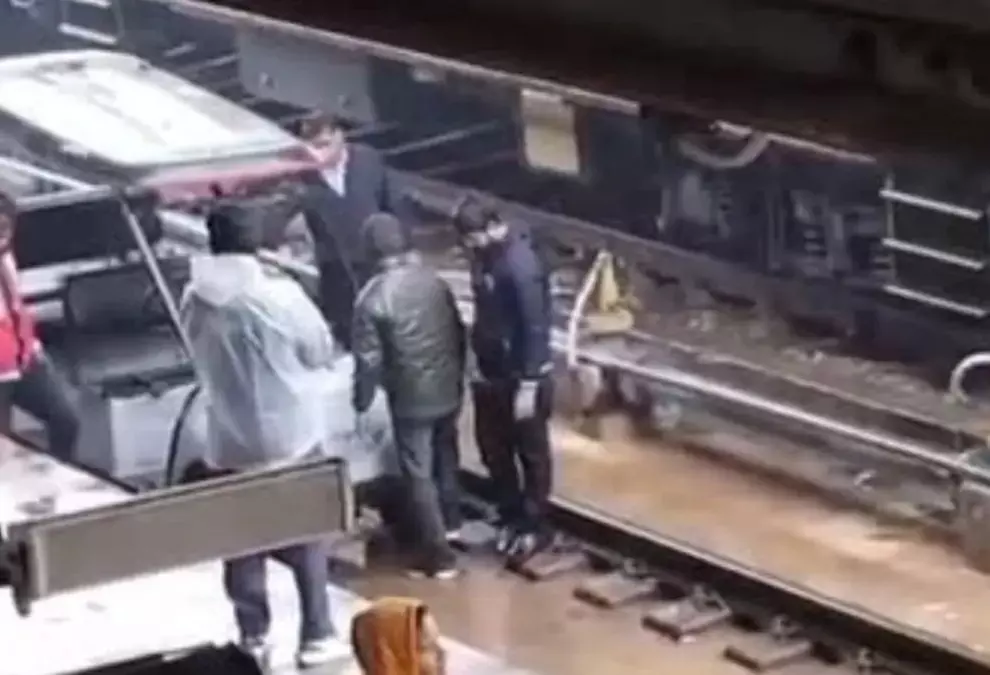 Lucknow: चारबाग रेलवे स्टेशन पर अफरा-तफरी, बड़ा हादसा Lucknow: चारबाग रेलवे स्टेशन पर अफरा-तफरी, बड़ा हादसा