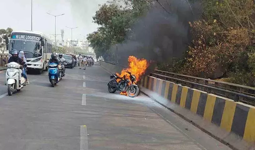 Madhapur केबल ब्रिज पर दोपहिया वाहन में आग लगी Madhapur केबल ब्रिज पर दोपहिया वाहन में आग लगी