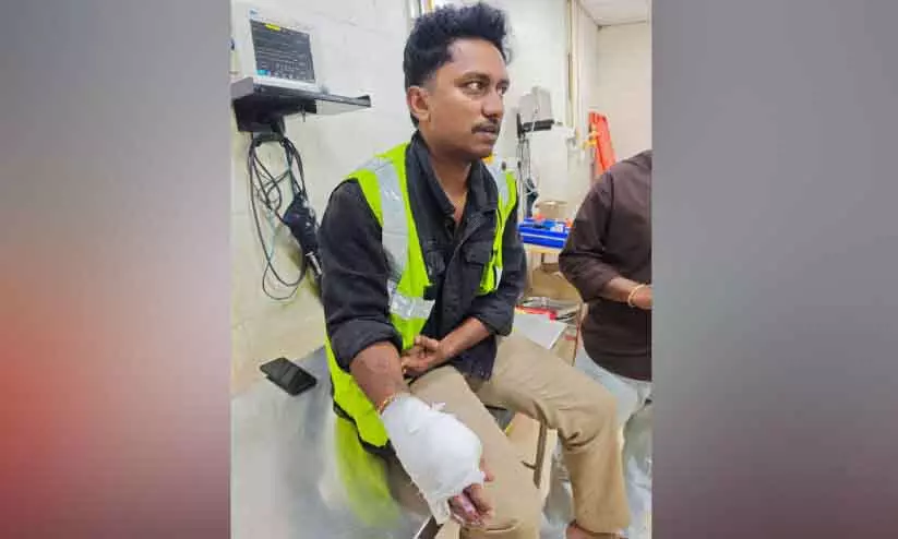 Kerala: हाथियों का पीछा करते समय पटाखे से फॉरेस्ट रेंजर घायल हो गया Kerala: हाथियों का पीछा करते समय पटाखे से फॉरेस्ट रेंजर घायल हो गया