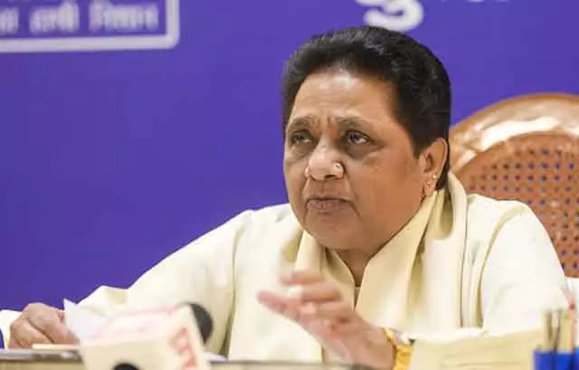 यह नहीं कह सकते कि अमेरिका भारत के फायदे के लिए टैक्स कम करेगा: Mayawati यह नहीं कह सकते कि अमेरिका भारत के फायदे के लिए टैक्स कम करेगा: Mayawati