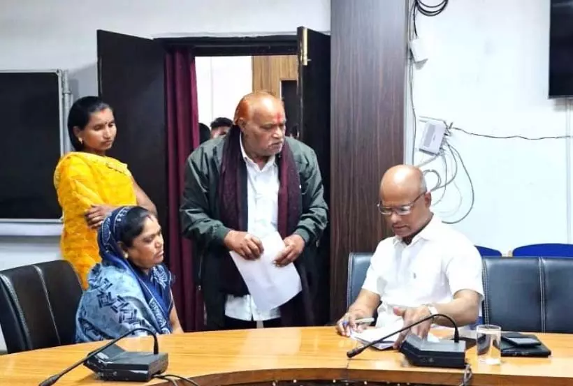 अपर कलेक्टर रवि साहू ने जन चौपाल में सुनी लोगों की मांग और समस्याएं अपर कलेक्टर रवि साहू ने जन चौपाल में सुनी लोगों की मांग और समस्याएं