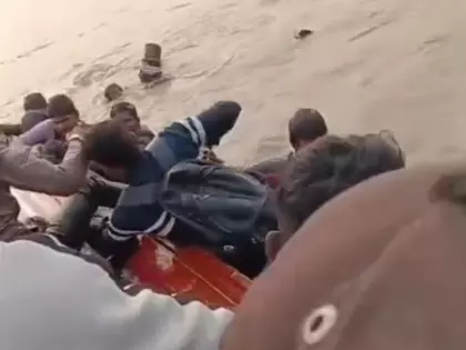Gujarat: महिसागर नदी में नाव पलटी, सभी बचाए गए Gujarat: महिसागर नदी में नाव पलटी, सभी बचाए गए