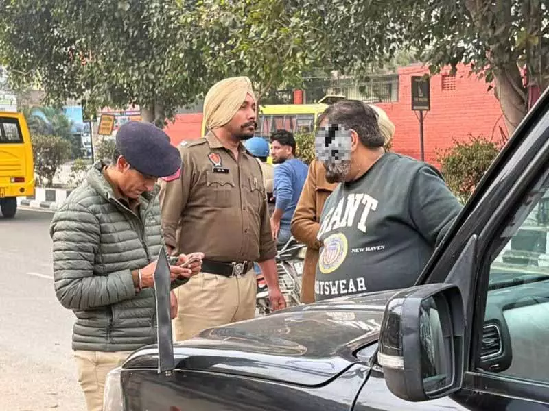 Ludhiana police ने स्पेशल ड्राइव के दौरान 43 चालान काटे, 2 गाड़ियां जब्त कीं Ludhiana police ने स्पेशल ड्राइव के दौरान 43 चालान काटे, 2 गाड़ियां जब्त कीं