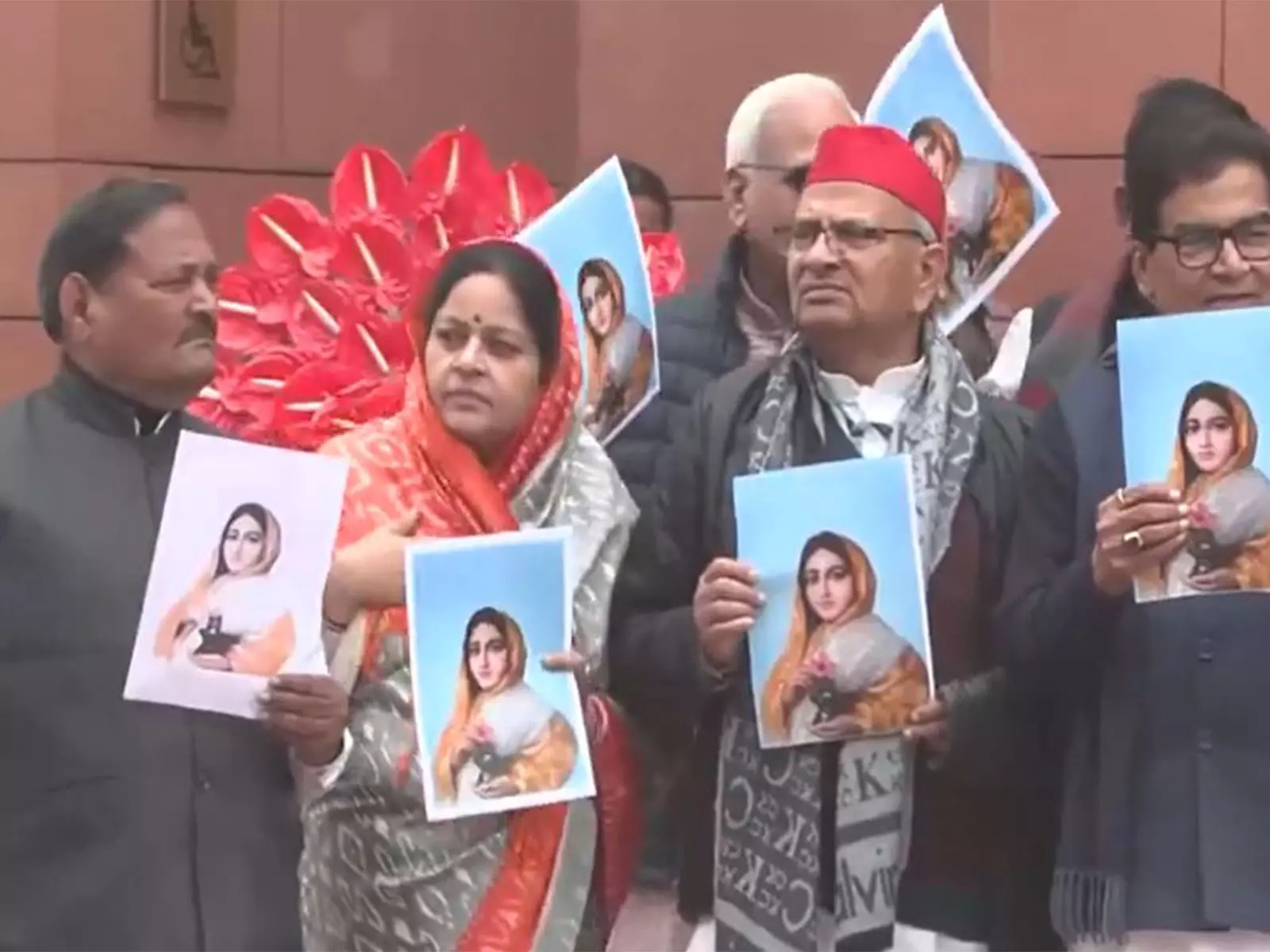 समाजवादी पार्टी के सांसदों ने Manikarnika Gha पर तोड़फोड़ के खिलाफ विरोध प्रदर्शन किया समाजवादी पार्टी के सांसदों ने Manikarnika Gha पर तोड़फोड़ के खिलाफ विरोध प्रदर्शन किया