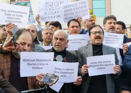 बीजेपी विधायकों की लॉ यूनिवर्सिटी मांग, NC-PDP ने हमले मुद्दा उठाया बीजेपी विधायकों की लॉ यूनिवर्सिटी मांग, NC-PDP ने हमले मुद्दा उठाया