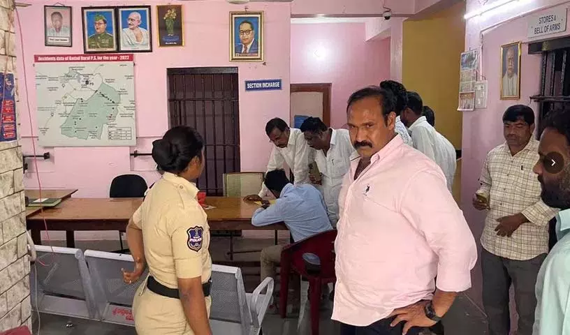 Kidnapped किए गए प्रसाद को सुरक्षित सौंपा जाए: पूर्व विधायक बोल्लम Kidnapped किए गए प्रसाद को सुरक्षित सौंपा जाए: पूर्व विधायक बोल्लम