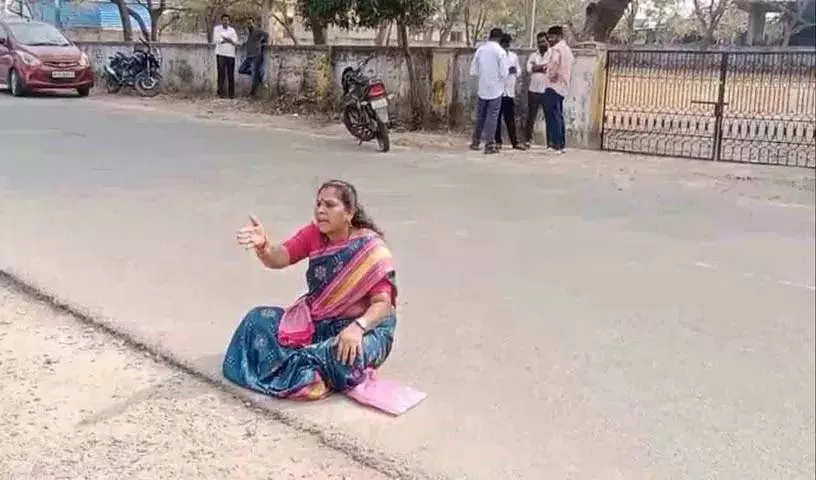 Jinnaram नगर पालिका में बी फॉर्म नहीं मिलने के कारण कांग्रेस नेताओं ने विरोध प्रदर्शन किया Jinnaram नगर पालिका में बी फॉर्म नहीं मिलने के कारण कांग्रेस नेताओं ने विरोध प्रदर्शन किया
