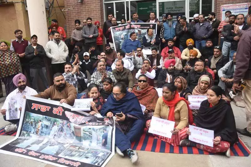 Ludhiana के धोखे मोहल्ले के निवासियों ने नगर निगम के ज़ोन D ऑफिस के बाहर विरोध प्रदर्शन किया Ludhiana के धोखे मोहल्ले के निवासियों ने नगर निगम के ज़ोन D ऑफिस के बाहर विरोध प्रदर्शन किया