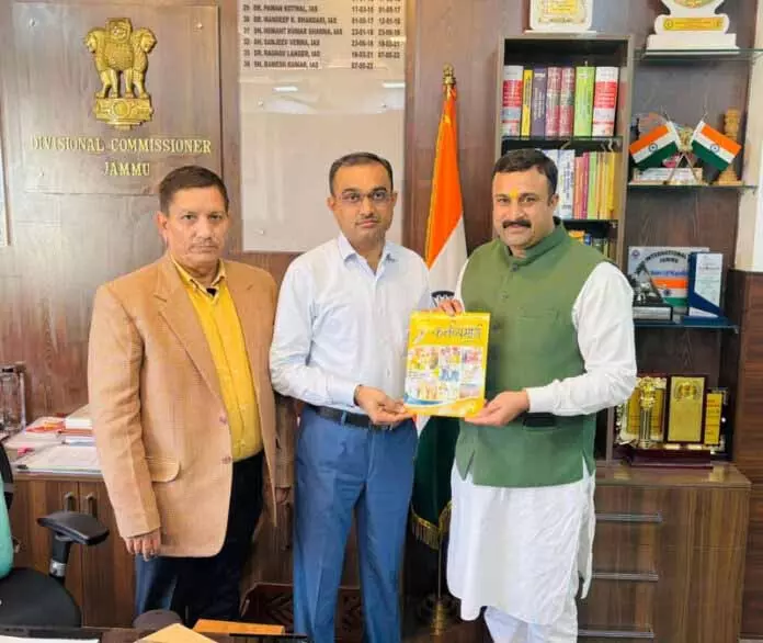 JAMMU: रोहित शास्त्री ने डिव कमिश्नर से मुलाकात की, संस्कृत के संरक्षण और प्रचार पर चर्चा की JAMMU: रोहित शास्त्री ने डिव कमिश्नर से मुलाकात की, संस्कृत के संरक्षण और प्रचार पर चर्चा की