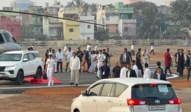 President द्रौपदी मुर्मू पुरी पहुंचीं President द्रौपदी मुर्मू पुरी पहुंचीं