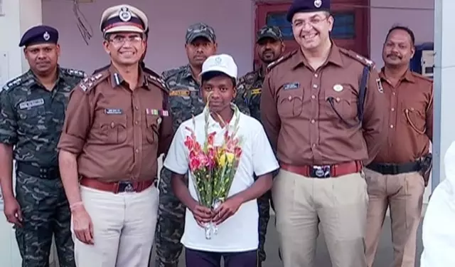 Jharkhand माओवादी ‘प्रभु’ ने राउरकेला पुलिस के सामने सरेंडर किया Jharkhand माओवादी ‘प्रभु’ ने राउरकेला पुलिस के सामने सरेंडर किया