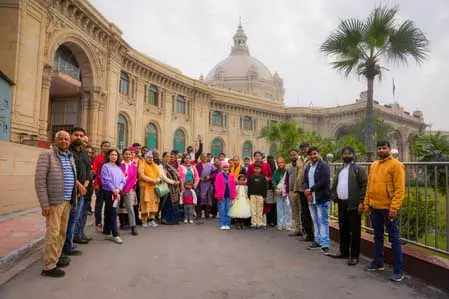 संवेदनशील पहल: 30 कैंसर मरीजों ने की ‘उम्मीद की यात्रा’, लखनऊ दर्शन में खिली मुस्कान संवेदनशील पहल: 30 कैंसर मरीजों ने की ‘उम्मीद की यात्रा’, लखनऊ दर्शन में खिली मुस्कान