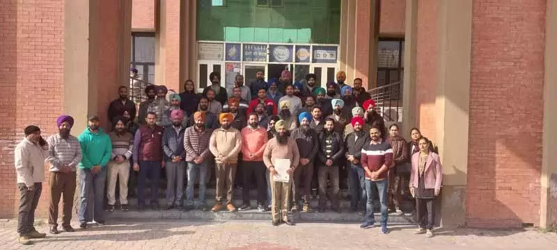 ट्रैफिक नियमों के उल्लंघन से Wallah Mandi के बाहर रोज़ जाम लगता है ट्रैफिक नियमों के उल्लंघन से Wallah Mandi के बाहर रोज़ जाम लगता है
