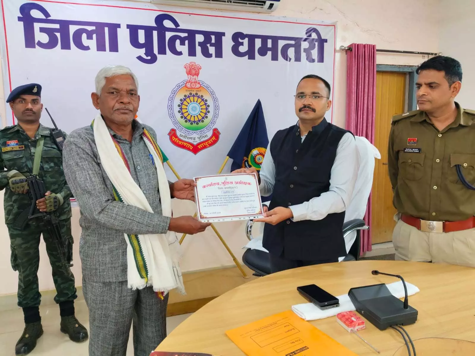 कुएं में कूदकर 7 लोगों की जान बचाने वाले जयंत ध्रुव को एसपी ने किया सम्मानित कुएं में कूदकर 7 लोगों की जान बचाने वाले जयंत ध्रुव को एसपी ने किया सम्मानित
