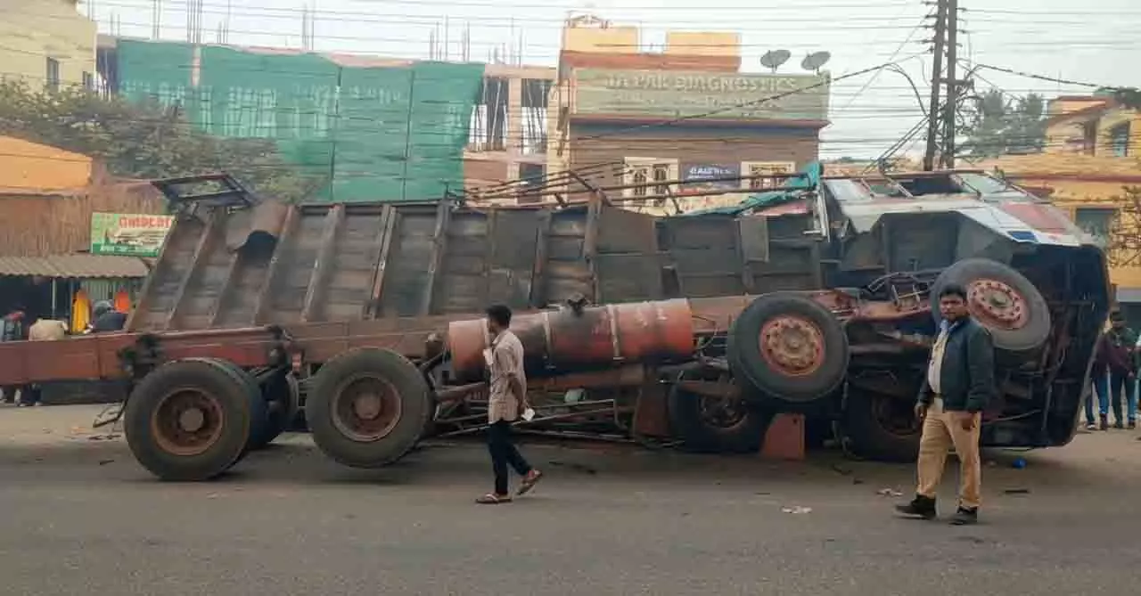 Cuttack में मधुपाटना मछली बाज़ार के पास कंटेनर ट्रक पलटा, ट्रैफिक बाधित हुआ Cuttack में मधुपाटना मछली बाज़ार के पास कंटेनर ट्रक पलटा, ट्रैफिक बाधित हुआ