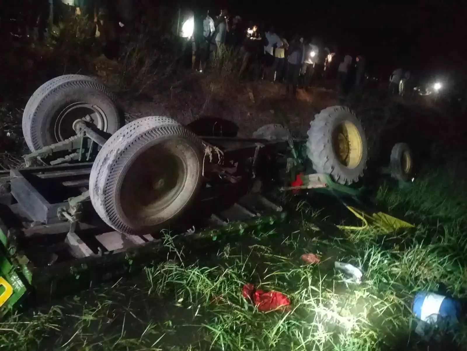 Turmeric की कटाई से लौट रहे चार मजदूरों की ट्रैक्टर पलटने से मौत Turmeric की कटाई से लौट रहे चार मजदूरों की ट्रैक्टर पलटने से मौत
