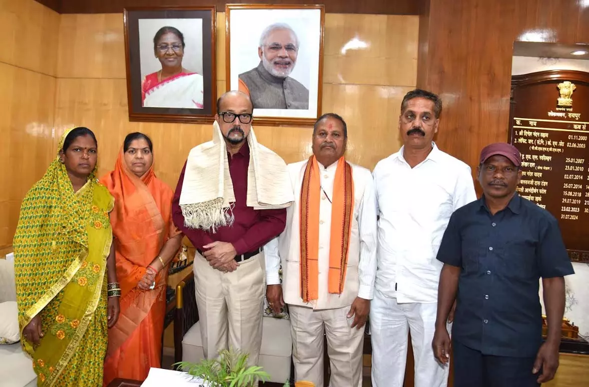 राज्यपाल रमेन डेका से राष्ट्रपति पुरस्कार प्राप्त ढोकरा शिल्प कलाकारों ने की सौजन्य भेंट राज्यपाल रमेन डेका से राष्ट्रपति पुरस्कार प्राप्त ढोकरा शिल्प कलाकारों ने की सौजन्य भेंट