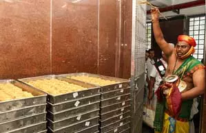 तिरुपति मंदिर के लड्डू में मिलावट मामले में मास्टरमाइंड की पहचान के लिए कमेटी बनेगी तिरुपति मंदिर के लड्डू में मिलावट मामले में मास्टरमाइंड की पहचान के लिए कमेटी बनेगी