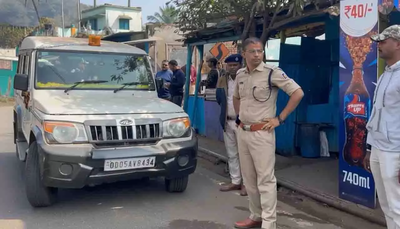 Odisha में बीजेपी नेता के घर पर भीड़ का हमला, 15 लोग हिरासत में Odisha में बीजेपी नेता के घर पर भीड़ का हमला, 15 लोग हिरासत में