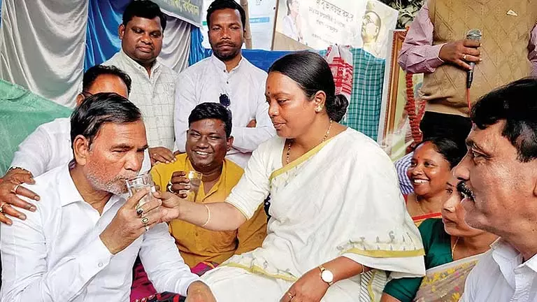 नारियल पानी में नौ दिन बाद भूख हड़ताल खत्म हुई नारियल पानी में नौ दिन बाद भूख हड़ताल खत्म हुई