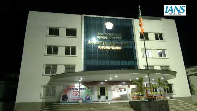 युमनाम खेमचंद सिंह बने नए मुख्यमंत्री, बीजेपी नेताओं और समर्थकों ने HQ में पहुंचकर दी बधाई युमनाम खेमचंद सिंह बने नए मुख्यमंत्री, बीजेपी नेताओं और समर्थकों ने HQ में पहुंचकर दी बधाई