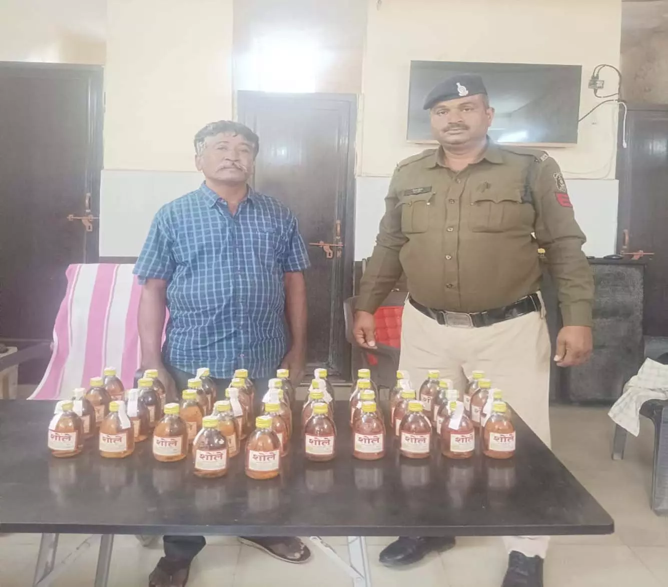 रायपुर पुलिस ने जोरापारा से अवैध शराब तस्कर को गिरफ्तार रायपुर पुलिस ने जोरापारा से अवैध शराब तस्कर को गिरफ्तार