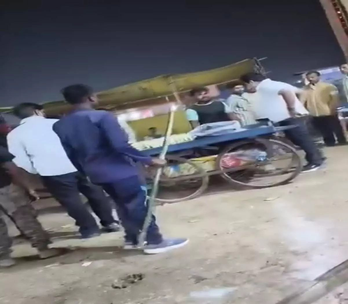 रायपुर के कारोबारी ने दुकानदार से की मारपीट, देखें VIDEO... रायपुर के कारोबारी ने दुकानदार से की मारपीट, देखें VIDEO...