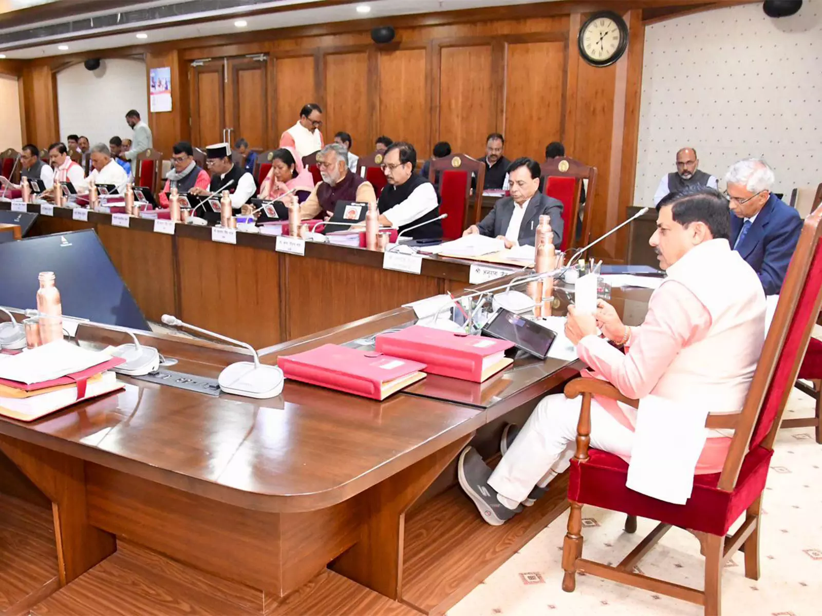 मध्य प्रदेश मंत्रिमंडल ने सरदार सरोवर से विस्थापित आदिवासी परिवारों के लिए भूमि पंजीकरण शुल्क माफ किया मध्य प्रदेश मंत्रिमंडल ने सरदार सरोवर से विस्थापित आदिवासी परिवारों के लिए भूमि पंजीकरण शुल्क माफ किया