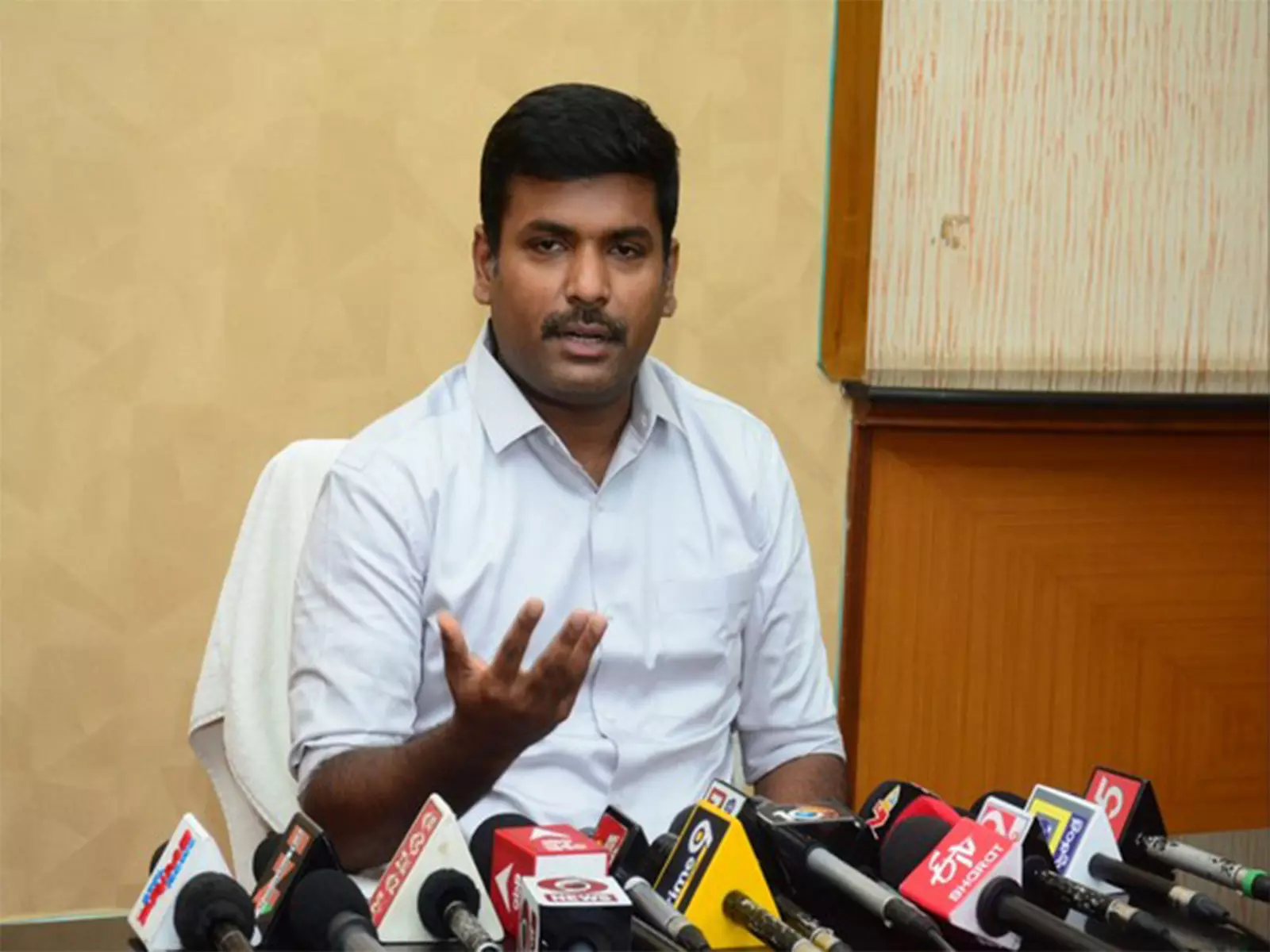 Visakhapatnam में 5,000 करोड़ की जमीन हड़पने का मामला ही असली मुद्दा: गुडीवाडा अमरनाथ Visakhapatnam में 5,000 करोड़ की जमीन हड़पने का मामला ही असली मुद्दा: गुडीवाडा अमरनाथ