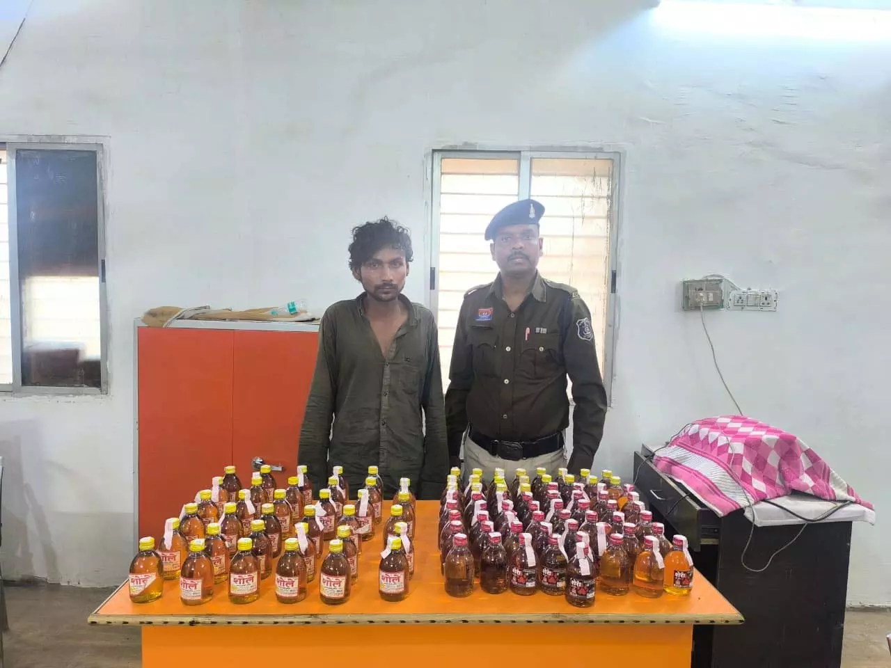 कमिश्नरेट की कार्रवाई: अवैध शराब परिवहन करते आरोपी गिरफ्तार कमिश्नरेट की कार्रवाई: अवैध शराब परिवहन करते आरोपी गिरफ्तार