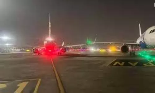 Mumbai: एयरपोर्ट पर दो विमानों के पंख आपस में टकराए, टलाबड़ा हादसा Mumbai: एयरपोर्ट पर दो विमानों के पंख आपस में टकराए, टलाबड़ा हादसा