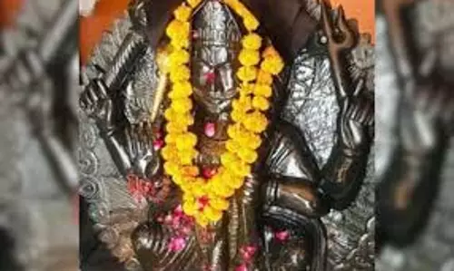 Shani Dev Murti Niyam: जानिए घर के मंदिर में क्यों नहीं रखी जाती शनिदेव की मूर्ति या तस्वीर Shani Dev Murti Niyam: जानिए घर के मंदिर में क्यों नहीं रखी जाती शनिदेव की मूर्ति या तस्वीर