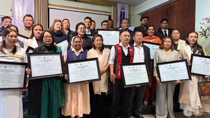 नागालैंड: SHVR के तहत 20 स्कूलों को सम्मानित, 5 को नेशनल लेवल के लिए नॉमिनेट नागालैंड: SHVR के तहत 20 स्कूलों को सम्मानित, 5 को नेशनल लेवल के लिए नॉमिनेट
