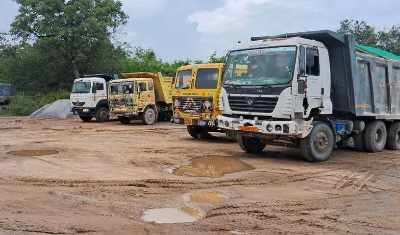ट्रांसपोर्ट डिपार्टमेंट के अधिकारियों ने कंस्ट्रक्शन मटीरियल ले जा रहे भारी ट्रकों को निशाना बनाया ट्रांसपोर्ट डिपार्टमेंट के अधिकारियों ने कंस्ट्रक्शन मटीरियल ले जा रहे भारी ट्रकों को निशाना बनाया