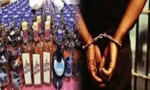 Bokaro: अवैध शराब और 8 लाख रुपये कैश के साथ तीन लोग गिरफ्तार Bokaro: अवैध शराब और 8 लाख रुपये कैश के साथ तीन लोग गिरफ्तार