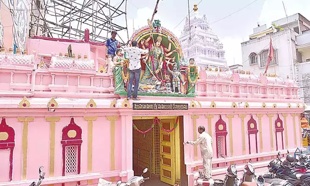 फंड अटका: लाल दरवाज़ा मंदिर का विस्तार अधर में