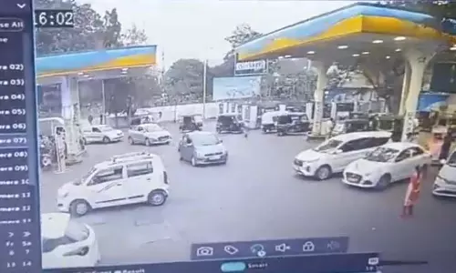 LIVE वीडियो: भाजपा राष्ट्रीय प्रवक्ता की मां को कार ने मारी टक्कर, अस्पताल में भर्ती LIVE वीडियो: भाजपा राष्ट्रीय प्रवक्ता की मां को कार ने मारी टक्कर, अस्पताल में भर्ती