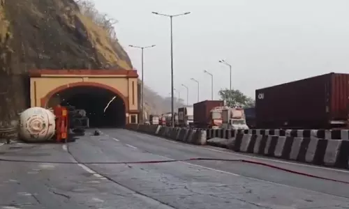 एक्सप्रेसवे पर गैस टैंकर दुर्घटनाग्रस्त, 12 घंटे से अधिक समय तक ट्रैफिक बंद एक्सप्रेसवे पर गैस टैंकर दुर्घटनाग्रस्त, 12 घंटे से अधिक समय तक ट्रैफिक बंद