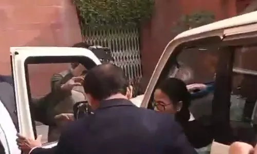 पश्चिम बंगाल की मुख्यमंत्री ममता बनर्जी सुप्रीम कोर्ट पहुंचीं, VIDEO पश्चिम बंगाल की मुख्यमंत्री ममता बनर्जी सुप्रीम कोर्ट पहुंचीं, VIDEO